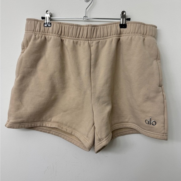 ALO Yoga Pants - ALO Yoga Accolade Shorts in Macadamia Size L